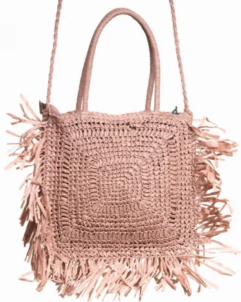 Geanta crossbody patrata mare, impletita cu franjuri mari decorative, roz prafuit