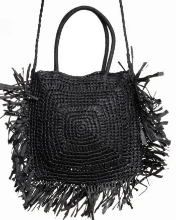 Geanta crossbody patrata mare, impletita cu franjuri mari decorative, neagra