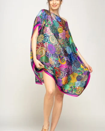 Rochie de plaja tip poncho din matase imprimat cu mandale multicolore cu fucsia si bleumarin pe margine
