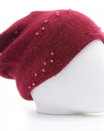 Caciula bordo model tricotat cu perle fine aplicate, dublata in interior