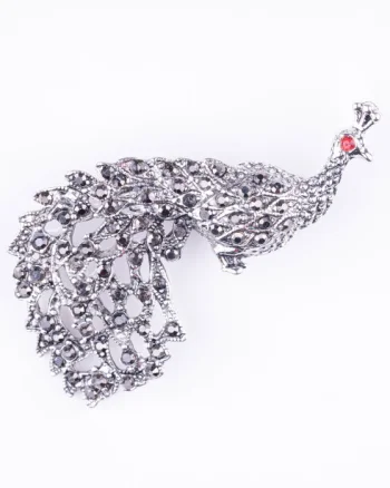 Brosa metalica argintie cu pietricele mici, paun cu coada mare