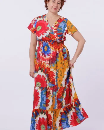 Rochie cu talia evidentiata si bust petrecut, imprimeu floral predominant rosu