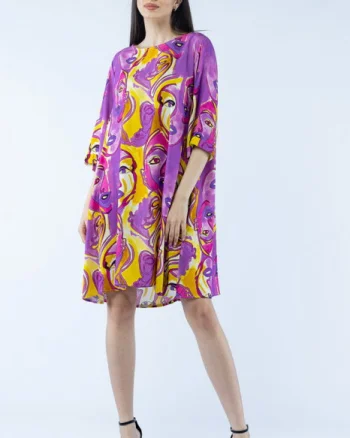 Rochie midi A-line din vascoza cu imprimeu chipuri stilizate, pe fond mov
