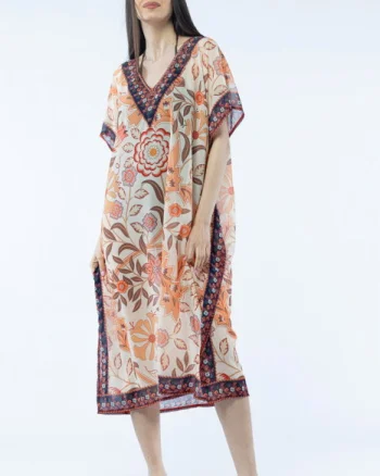 Rochie lunga de plaja tip poncho cu flori mari pe fond bej