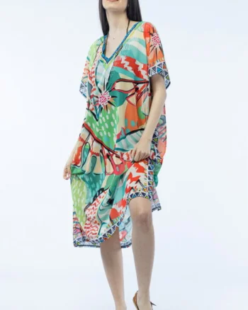 Rochie lunga de plaja tip poncho cu motive florale multicolore stilizate