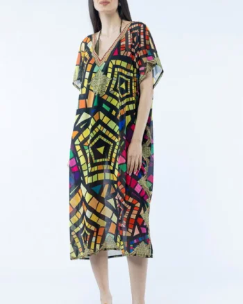 Rochie lunga de plaja tip poncho cu motive geometrice pe fond negru