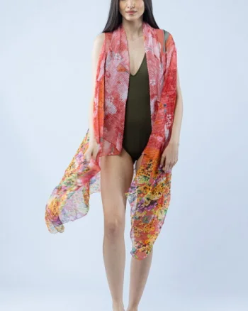 Pareo plaja din material plisat matasos si usor, imprimeu floral multicolor pe fond corai