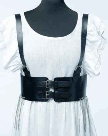 Curea neagra cu catarame argintii si bretele din imitatie piele, cu margele metalice lungi