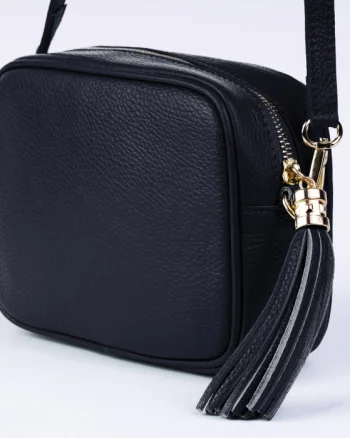 Geanta crossbody bleumarin inchis din piele naturala, cu ciucure din piele