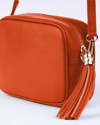 Geanta crossbody portocalie din piele naturala, cu ciucure din piele