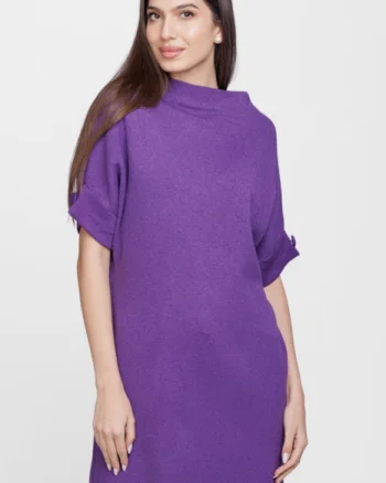 Rochie scurta tricotata, cu maneca scurta si nasture, din vascoza, mov