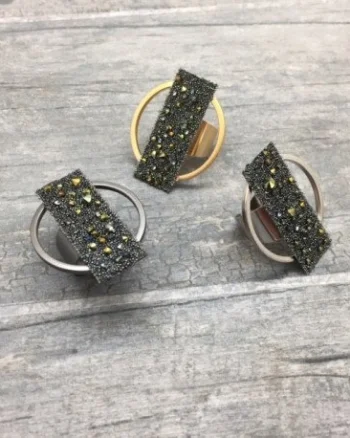 Inel Ceres cu forma circulara si dreptunghi cu cristale, din alama placata cu gun metal