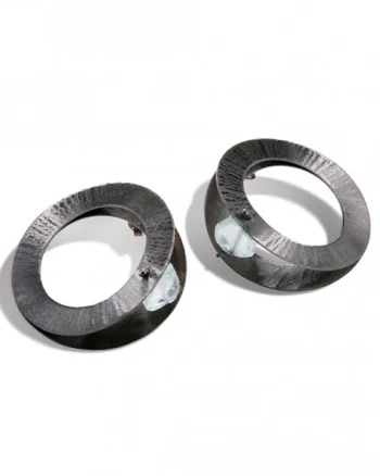 Cercei Oyster cu cerc dublu si piatra naturala de fluorina, din alama placata cu gun metal
