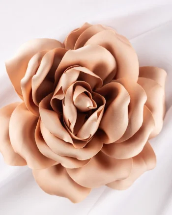 Brosa floare bej piersica satinata cu diametru de 15 cm, cu clips pentru par