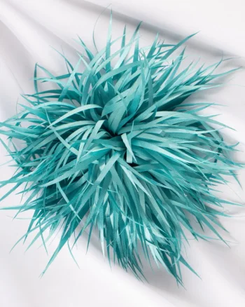 Brosa franjuri textil turcoaz usor satinata cu diametru de 15 cm, cu clips pentru par
