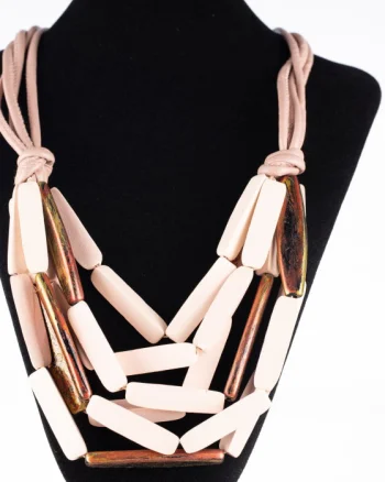Colier multicolor din lemn roz deschis mat