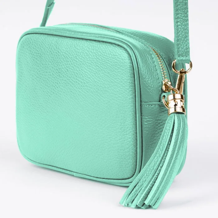 Geanta crossbody verde menta din piele naturala, cu ciucure din piele
