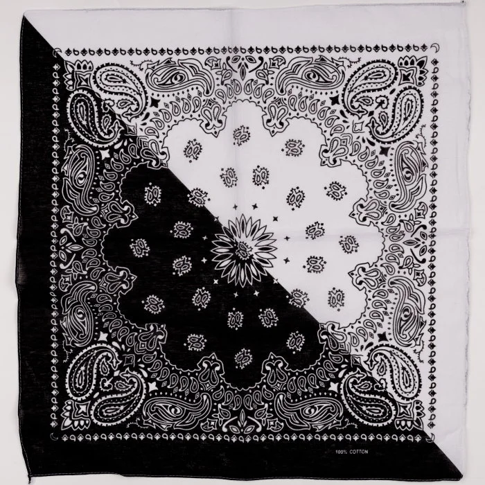 Bandana tip batic patrat cu imprimeu alb pe alb si negru