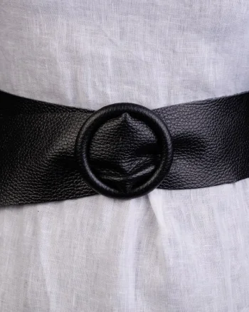 Curea neagra din piele naturala cu latime de 7 cm, catarama rotunda imbracata in piele