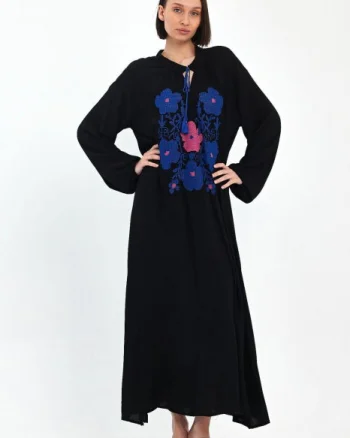 Rochie neagra A-line cu broderie traditionala pe piept, din vascoza