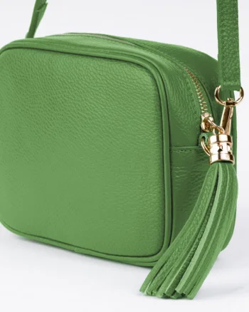 Geanta crossbody verde oliv din piele naturala, cu ciucure din piele