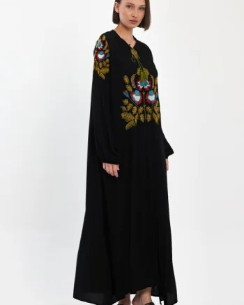 Rochie neagra A-line cu broderie traditionala pe piept si umeri, din vascoza