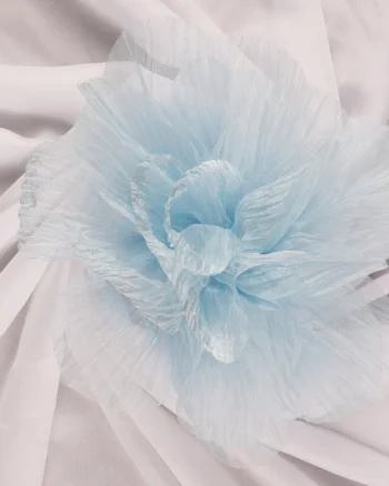 Brosa floare din organza creponata cu diametru de 20 cm, cu clips pentru par, bleu