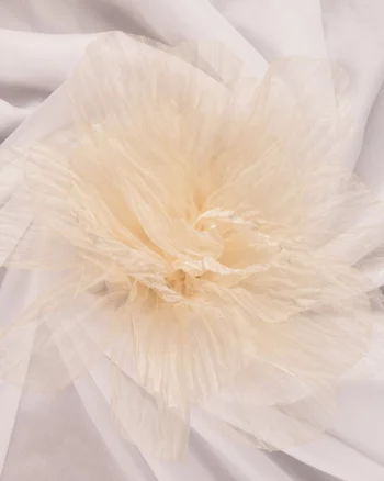Brosa floare din organza creponata cu diametru de 20 cm, cu clips pentru par, bej deschis