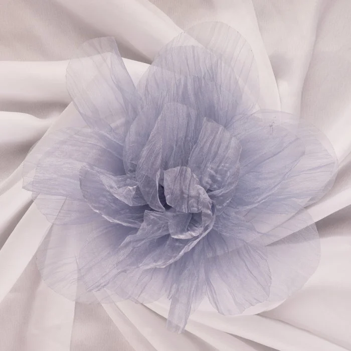 Brosa floare din organza creponata cu diametru de 20 cm, cu clips pentru par, gri deschis