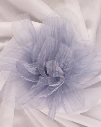 Brosa floare din organza creponata cu diametru de 20 cm, cu clips pentru par, gri deschis