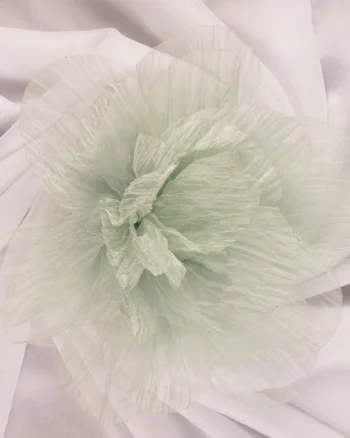 Brosa floare din organza creponata cu diametru de 20 cm, cu clips pentru par, verde deschis