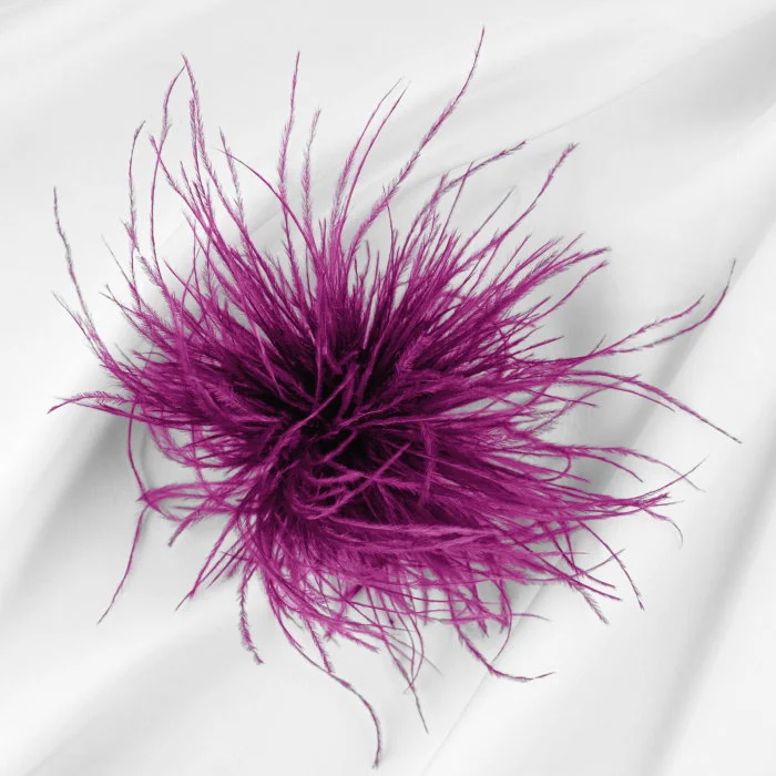 Brosa puf pene fine magenta cu diametru de 15 cm, cu clips pentru par