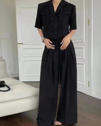 Compleu din vascoza cu bluza scurta tip sacou si pantaloni, negru