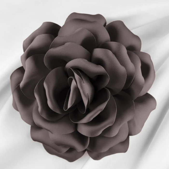 Brosa floare gri inchis cu diametru de 15 cm, cu clips pentru par
