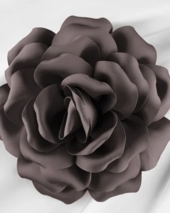 Brosa floare gri inchis cu diametru de 15 cm, cu clips pentru par