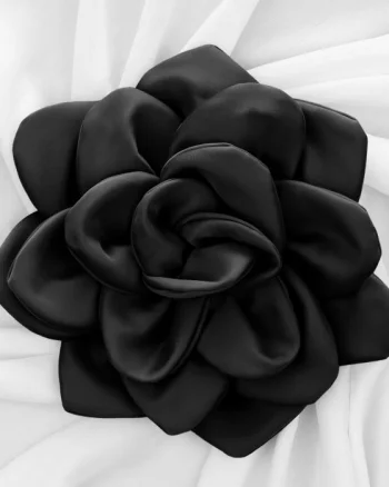 Brosa floare neagra satinata cu diametru de 25 cm, cu clips pentru par