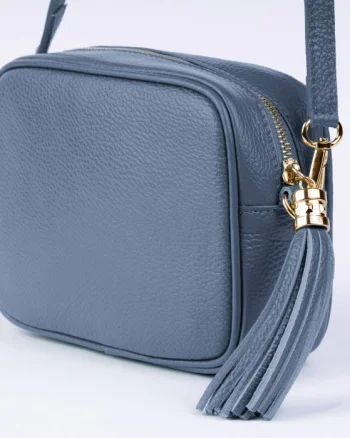 Geanta crossbody albastru jeans din piele naturala, cu ciucure din piele
