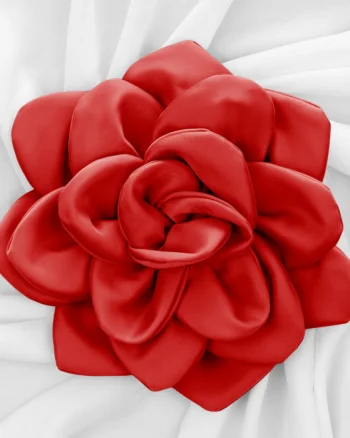 Brosa floare rosie satinata cu diametru de 25 cm, cu clips pentru par