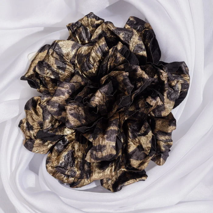 Brosa animal print negru-auriu metalizat, floare cu diametru de 15 cm, cu clips pentru par