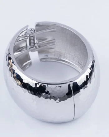 Bratara metalica argintie cu aspect lovitura de ciocan
