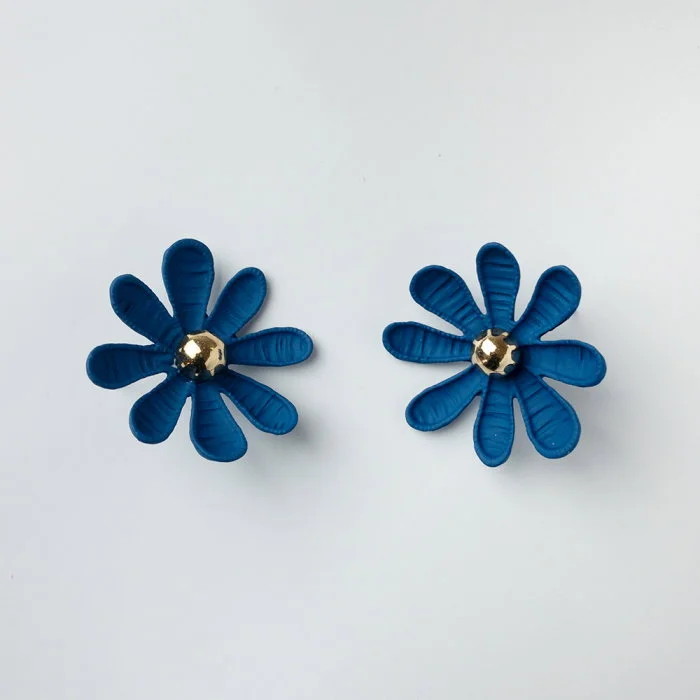 Cercei in forma de floare cu multe petale, albastru mat
