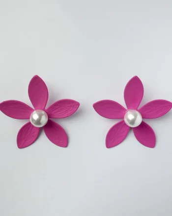 Cercei in forma de floare cu cinci petale si perla sintetica alba in mijloc, fucsia mat
