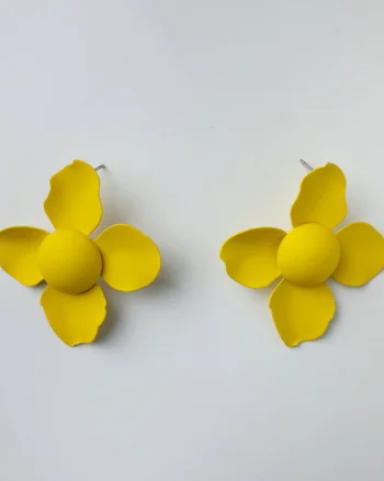 Cercei in forma de floare cu patru petale galben mat