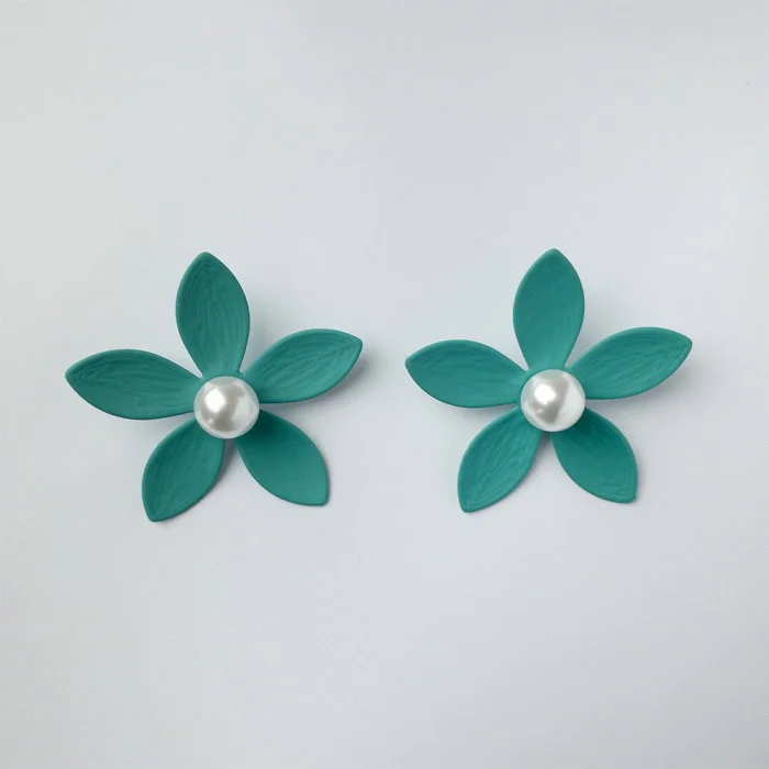 Cercei in forma de floare cu cinci petale si perla sintetica alba in mijloc, verde mat