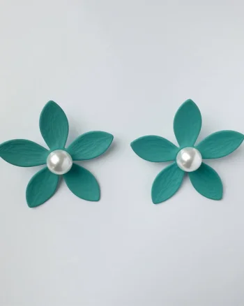 Cercei in forma de floare cu cinci petale si perla sintetica alba in mijloc, verde mat