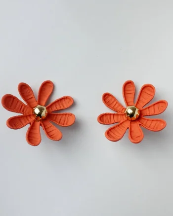 Cercei in forma de floare cu multe petale, corai mat