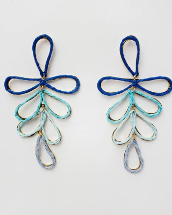 Cercei lungi si flexibili din metal auriu si celuloza, in nuante de albastru si bleu
