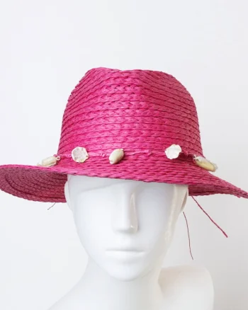 Palarie de paie impletita cu decoratiune din scoici, fucsia