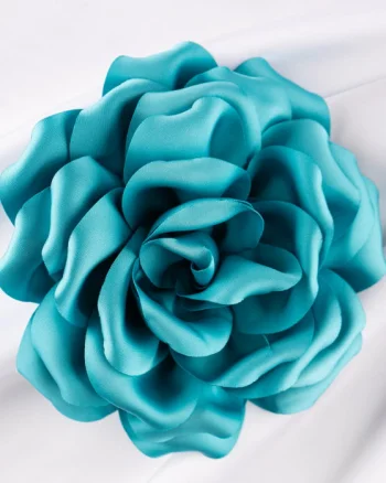 Brosa floare turcoaz satinata cu diametru de 15 cm, cu clips pentru par