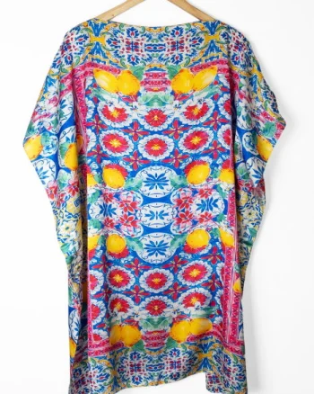 Rochie de plaja tip poncho din matase cu imprimeu mediteranean cu lamai pe alb si fucsia